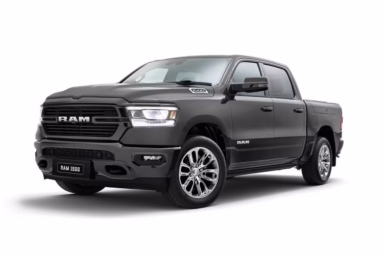 Về ngoại thấy, Ram 1500 Laramie Sport tại Úc không quá nổi bật khi có phần cản, lưới tản nhiệt, gương chiếu hậu đều sơn đồng màu, trong khi phía dưới là mâm hợp kim 20 inch đặc biệt. Ram cũng không quên trang bị lên xe hộc hàng hóa RamBox ở hai bên thùng.