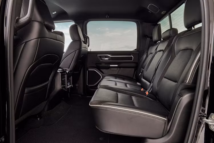 Tại thị trường Úc, giá xe Ram 1500 Laramie Sport có mức bán ra từ 136.950 đô la Úc (khoảng 2,1 tỷ đồng), người mua có thể lựa chọn màu trắng, đen hoặc màu Granite Crystal đặc biệt.