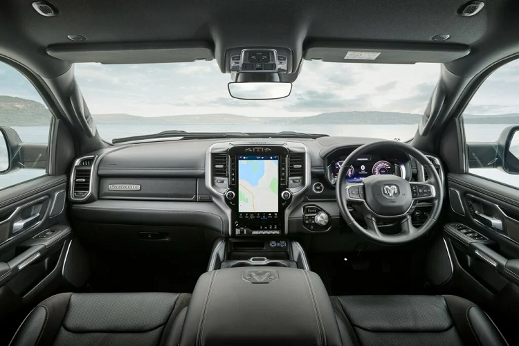 Về hệ truyền động, xe sử dụng động cơ HEMI V8 5,7 lít cung cấp công suất 390 mã lực và mô-men xoắn 556 Nm, sức mạnh được truyền xuống bánh xe thông qua hộp số tự động 8 cấp. Nó cũng có hệ thống hybrid nhẹ giúp khả năng kéo của xe lên tới 4,5 tấn.