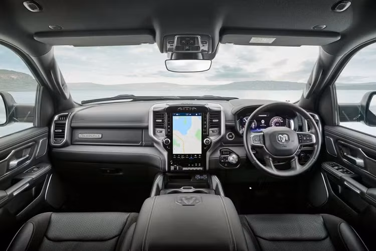 Về hệ truyền động, xe sử dụng động cơ HEMI V8 5,7 lít cung cấp công suất 390 mã lực và mô-men xoắn 556 Nm, sức mạnh được truyền xuống bánh xe thông qua hộp số tự động 8 cấp. Nó cũng có hệ thống hybrid nhẹ giúp khả năng kéo của xe lên tới 4,5 tấn.