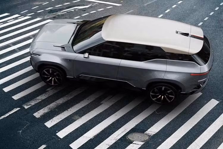 Toyota Land Cruiser EV chạy điện được định vị ở phân khúc SUV cỡ lớn với ba hàng ghế. Theo công bố, mẫu xe này có chiều dài x rộng x cao lần lượt là 5.149 x 1.981 x 1.701 mm, đi kèm chiều dài cơ sở đạt 3.050 mm.