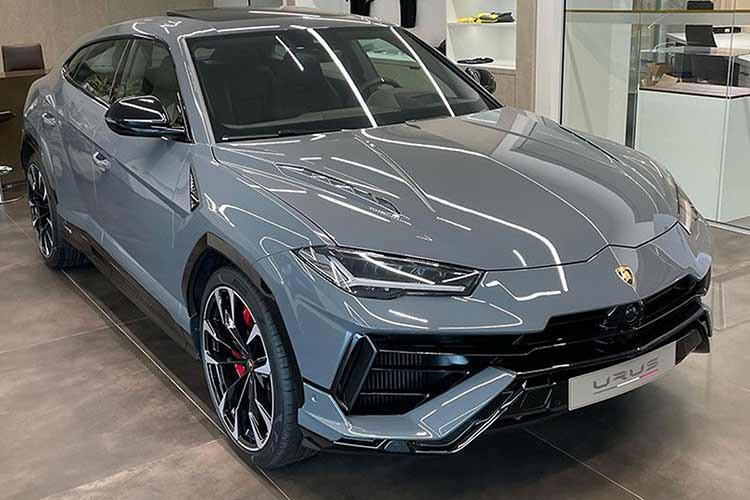 Các thông số này nhìn chung khá ấn tượng trên 1 chiếc SUV nhưng vẫn còn kém xa Aston Martin DBX 707 đã có 3 xe về Việt Nam. Hiện mức giá xe Lamborghini Urus S 2023 chính hãng tại dải đất hình chữ S khoảng hơn 14 tỷ đồng.