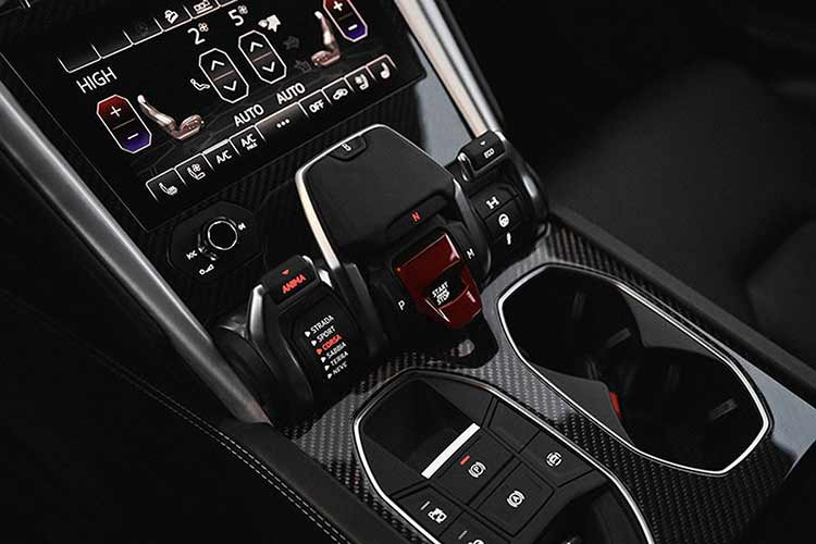 Điểm ấn tượng nhất của siêu SUV Lamborghini Urus bản nâng cấp giữa vòng đời chính là vẫn sử dụng khối động cơ V8, tăng áp kép, dung tích 4.0 lít như các xe Urus đang lăn bánh tại Việt Nam trước đó.