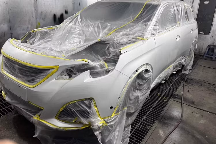 Với những thợ xe, chỉ cần quan sát, soi xét bằng mắt thường để kiểm tra từng chi tiết trên toàn bộ thân vỏ khung xe, từ đó phát hiện những chi tiết bất thường như dấu vết gò hàn, chắp vá, sơn phết đắp bả... cũng có thể biết chiếc xe đã được "dựng" lại hay chưa.