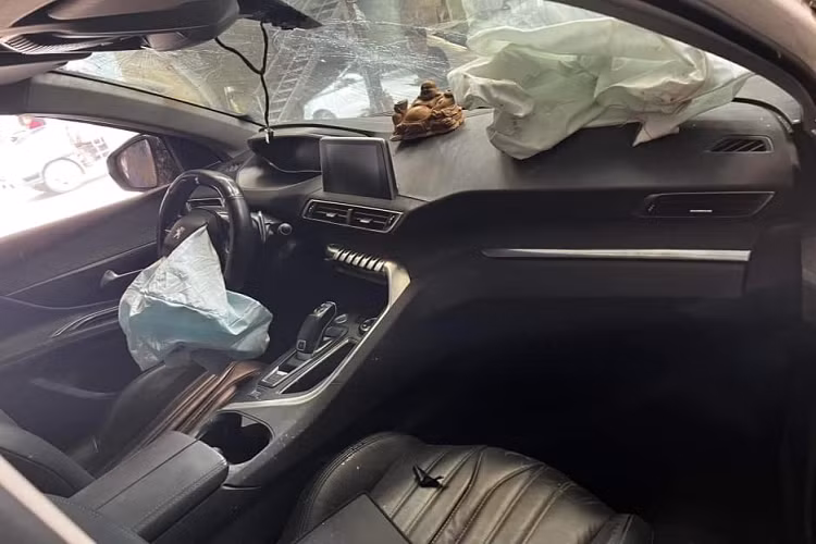 Phần túi khí của xe đã bung ra để bảo vệ cho người lái, kính lái cũng bị nứt vỡ. Để sửa xe, thợ tại garage đã tháo toàn bộ các chi tiết bên trong cabin.