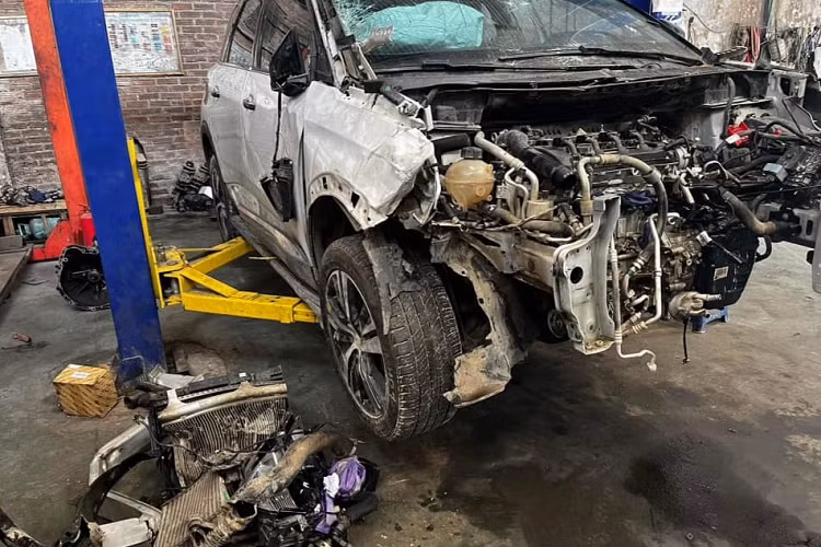 Dự đoán sau khi phục hổi như mới, độ an toàn khi vận hành của chiếc Peugeot 5008 này sẽ bị suy giảm so với xe nguyên bản dù tay nghề thợ phục hồi có giỏi đến mức nào.