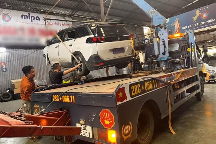 Mới đây, hình ảnh một chiếc Peugeot 5008 gặp tai nạn nghiêm trọng dẫn đến biến dạng hoàn toàn phần đầu xe nhưng sau khi qua bàn tay những người thợ tại một garage tại Hà Nội, chiếc xe lại đẹp như mới. Những hình ảnh sau khi xuất hiện đã khiến nhiều người dùng kinh ngạc. 