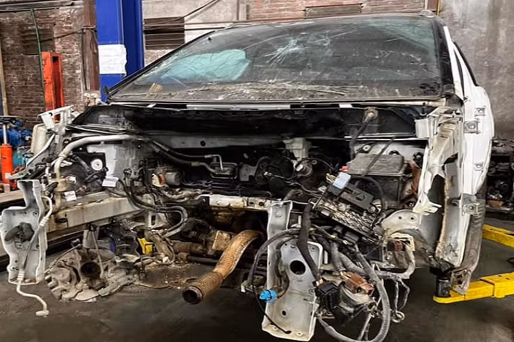 Trong ảnh là chiếc Peugeot 5008 tai nạn nát đầu được kéo về garage. Phần đầu xe vỡ nát hoàn toàn, biến dạng nhưng chưa ảnh hưởng đến động cơ. Một số bộ phận không thể phục hồi sẽ phải thay thế mới.