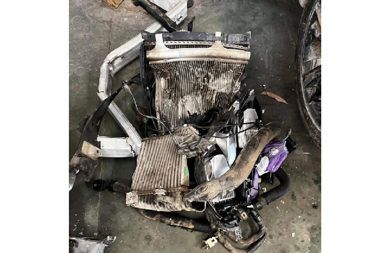 Va chạm mạnh cũng đã khiến phần lưới tàn nhiệt, dàn két nước và két dầu... cùng nhiều chi tiết ở phần đầu của chiếc Peugeot 5008 hỏng hoàn toàn và dự đoán sẽ không thể khắc phục.