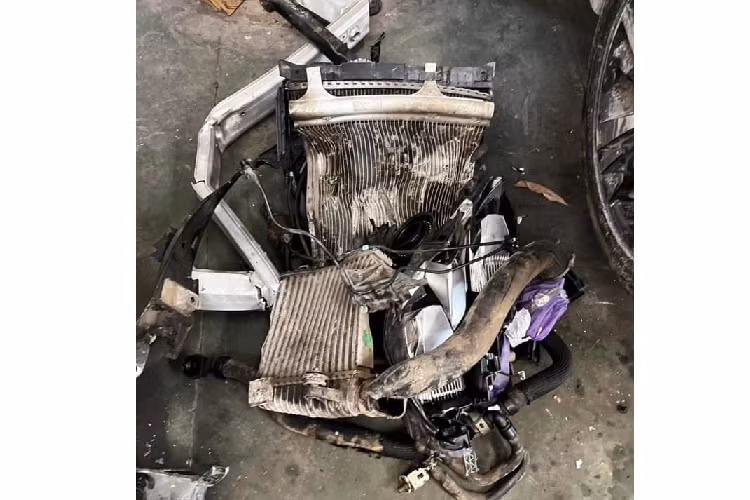 Va chạm mạnh cũng đã khiến phần lưới tàn nhiệt, dàn két nước và két dầu... cùng nhiều chi tiết ở phần đầu của chiếc Peugeot 5008 hỏng hoàn toàn và dự đoán sẽ không thể khắc phục.