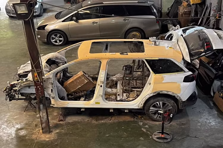 Sau khi thay thế phụ tùng mới, xe được che phủ để sơn quây toàn bộ. Tuy phục hồi lại nguyên vẹn về ngoại hình nhưng nhiều khả năng sau tai nạn, xe đã bị ảnh hưởng đến phần khung gầm, hệ thống treo và hệ thống lái.