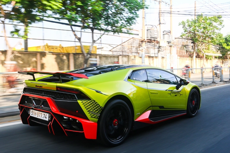 Bộ ống xả này còn đi kèm với hai chụp xả kép bằng titanium và các van có thể điều chỉnh giữa việc đóng hoặc mở thông qua một chiếc remote, qua đó đem lại âm thanh khác biệt rõ rệt tùy theo mục đích sử dụng của vị chủ nhân.