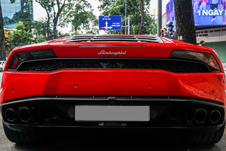 Với body-kit kết hợp của 3 hãng độ xe là 1016 Industries, Vorsteiner và cuối cùng là Novitec, chi phí số đồ chơi được đắp lên chiếc Lamborghini Huracan của Đoàn Di Băng được đồn đoán lên tới hơn 1 tỷ đồng.