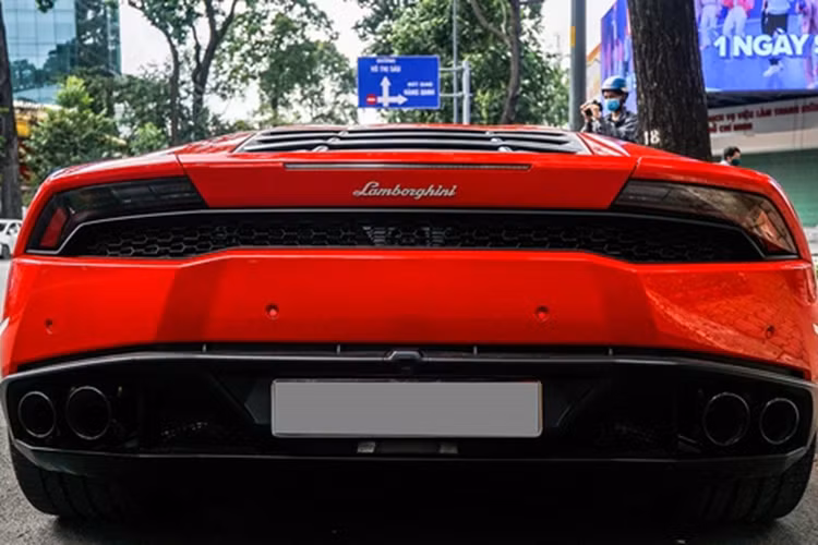 Với body-kit kết hợp của 3 hãng độ xe là 1016 Industries, Vorsteiner và cuối cùng là Novitec, chi phí số đồ chơi được đắp lên chiếc Lamborghini Huracan của Đoàn Di Băng được đồn đoán lên tới hơn 1 tỷ đồng.