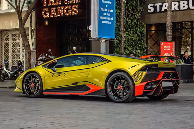 Điển hình như cản sau sợi carbon mới đến từ gói Novara Edizione của hãng độ danh tiếng Vorsteiner tích hợp một bộ khuếch tán khí động học có ba khe thoát khí ở trung tâm.