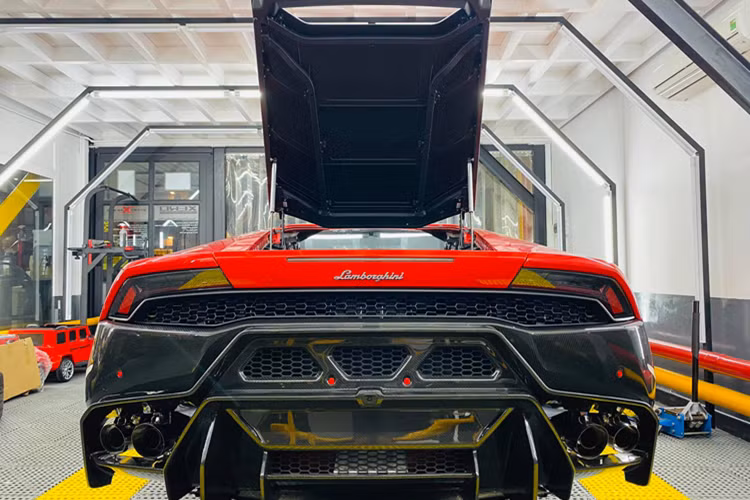 Lamborghini Huracan LP610-4 sử dụng động cơ V10 hút khí tự nhiên 5.2L cho ra công suất tối đa 601 mã lực và 560 Nm mô-men xoắn. Sức mạnh được truyền đến cả bốn bánh xe thông qua hộp số ly hợp kép 7 cấp. Nhờ đó, xe có thể dễ dàng bứt tốc từ 0-100 km/h chỉ trong 3,2 giây trước khi đạt vận tốc tối đa 325 km/h.