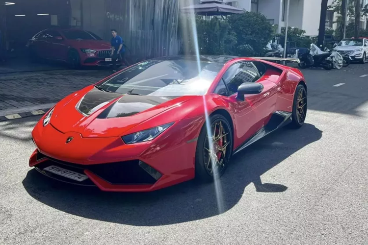 Tuy nhiên đến nay, theo một số nguồn tin chúng tôi ghi nhận được chiếc Lamborghini Huracan LP610-4 này hiện đã được đưa về màu đỏ nguyên bản và đang được rao bán.