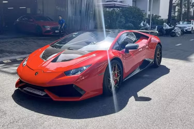 Tuy nhiên đến nay, theo một số nguồn tin chúng tôi ghi nhận được chiếc Lamborghini Huracan LP610-4 này hiện đã được đưa về màu đỏ nguyên bản và đang được rao bán.