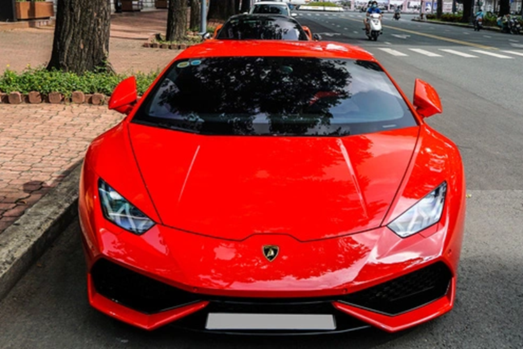 Chưa dừng lại ở đó, nắp ca-pô của siêu xe Ý cũng được thay thế bằng nắp ca-pô sợi carbon phong cách Huracan STO, đây là sản phẩm của "lò độ" 1016 Industries. Trong khi đó cặp vỏ gương sợi carbon, nắp động cơ sợi carbon, cánh gió sợi carbon phía sau đều đến từ thương hiệu Novitec.