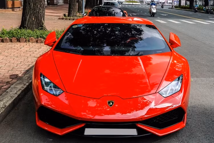 Chưa dừng lại ở đó, nắp ca-pô của siêu xe Ý cũng được thay thế bằng nắp ca-pô sợi carbon phong cách Huracan STO, đây là sản phẩm của "lò độ" 1016 Industries. Trong khi đó cặp vỏ gương sợi carbon, nắp động cơ sợi carbon, cánh gió sợi carbon phía sau đều đến từ thương hiệu Novitec.