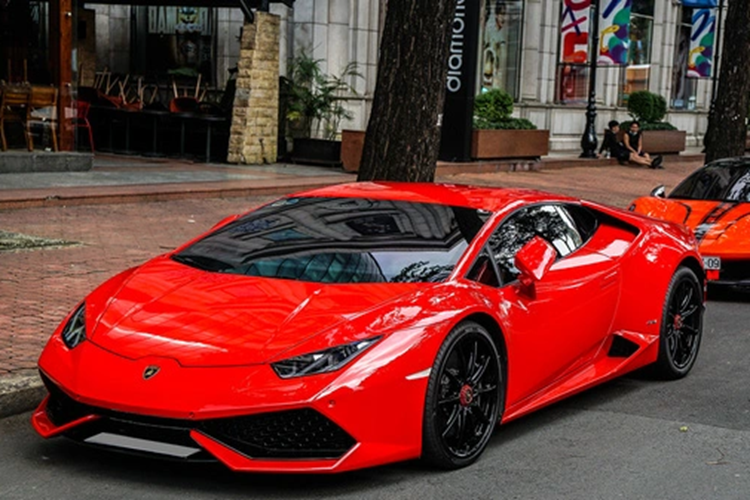 Ngoại thất của Lamborghini Huracan LP610-4 trong bài nổi bật với màu sơn đỏ Rosso Mars có điểm nhấn màu vàng đồng ở ốp sườn, cản sau, cánh gió, nắp động cơ và bộ chia gió cản trước.