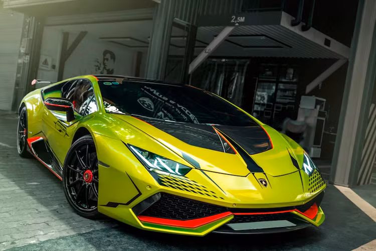 Tiếp đến là hệ thống ống xả tới từ Ryft làm bằng chất liệu titanium có tác dụng "giảm cân" tới 15kg cũng như là tăng công suất thêm 17,1 mã lực và mô men lên đến 15,5 Nm cho xe.