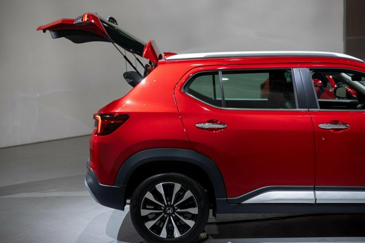 Tại thị trường Nhật Bản, Honda WR-V có 3 phiên bản là X, Z và Z+ với giá bán dao động từ 2.098.800 - 2.489.300 Yên (khoảng 367 - 435 triệu đồng). Xe có giá cao hơn đáng kể so với phiên bản máy xăng của Toyota Raize máy xăng (1,717 - 2,049 triệu Yên) và Daihatsu Rocky (1,677 - 2,068 triệu Yên).