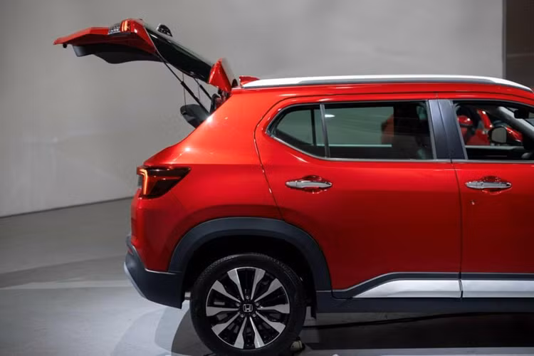 Tại thị trường Nhật Bản, Honda WR-V có 3 phiên bản là X, Z và Z+ với giá bán dao động từ 2.098.800 - 2.489.300 Yên (khoảng 367 - 435 triệu đồng). Xe có giá cao hơn đáng kể so với phiên bản máy xăng của Toyota Raize máy xăng (1,717 - 2,049 triệu Yên) và Daihatsu Rocky (1,677 - 2,068 triệu Yên).