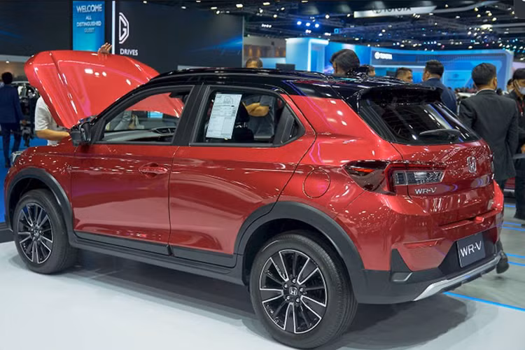 So với Toyota Raize và Daihatsu Rocky, Honda WR-V đương nhiên có kích thước lớn hơn. Được phát triển dựa trên cơ sở gầm bệ Global Small Car tương tự City, Honda WR-V bán tại Nhật Bản sở hữu kích thước dài x rộng x cao lần lượt 4.312 x 1.790 x 1.650 mm và chiều dài cơ sở 2.650 mm.