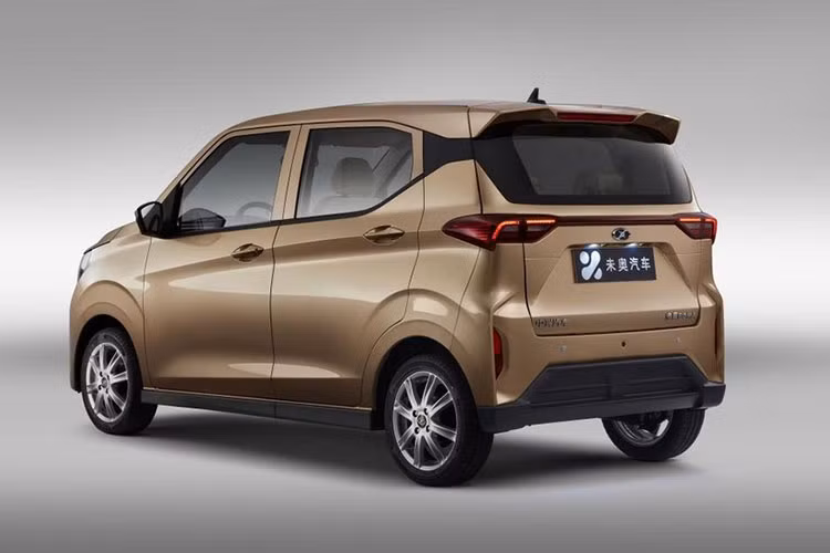 Không chỉ rẻ, Weiao Boma chạy điện còn thu hút sự chú ý nhờ thiết kế ngoại thất gợi liên tưởng đến mẫu MPV hạng sang được mệnh danh "chuyên cơ mặt đất" Toyota Alphard. Có thể thấy rõ điều này qua thiết kế đầu xe của mẫu ôtô Trung Quốc.