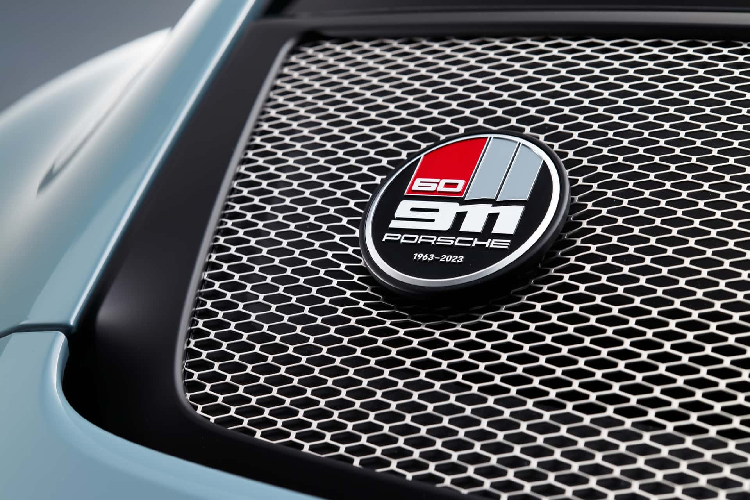 uy nhiên, phiên bản giới hạn này không thực sự được thiết kế dành cho đường đua. Porsche nói rằng, thay vào đó, 911 S/T được thiết kế để chinh phục các cung đường, hẻm núi hoặc vượt qua những con đường quê yêu thích của bạn – mặc dù tôi chắc chắn rằng không ai ở Stuttgart sẽ phiền lòng nếu bạn mang 911 S/T đến đường đua tham dự sự kiện.