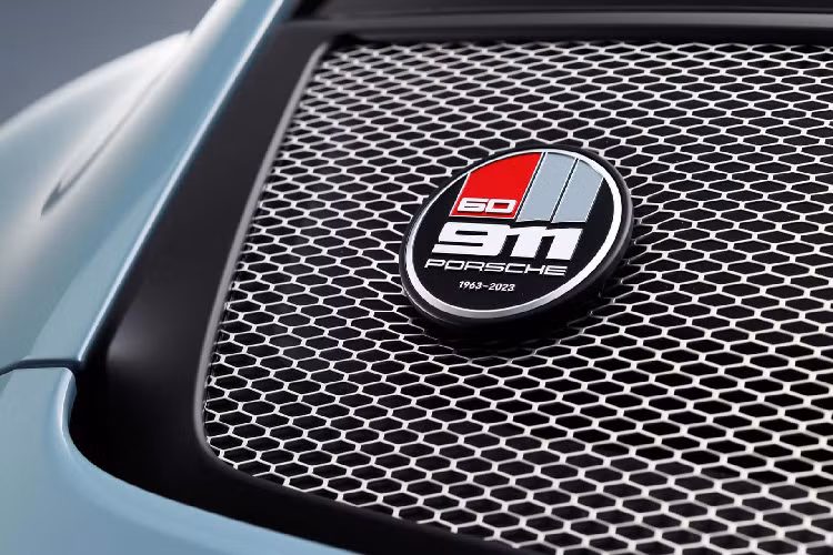 uy nhiên, phiên bản giới hạn này không thực sự được thiết kế dành cho đường đua. Porsche nói rằng, thay vào đó, 911 S/T được thiết kế để chinh phục các cung đường, hẻm núi hoặc vượt qua những con đường quê yêu thích của bạn – mặc dù tôi chắc chắn rằng không ai ở Stuttgart sẽ phiền lòng nếu bạn mang 911 S/T đến đường đua tham dự sự kiện.