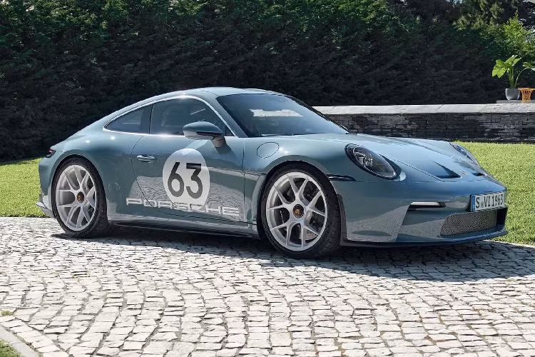 Ngoài ra, mui xe, nóc xe, chắn bùn trước, cửa và tấm ốp đều được làm bằng nhựa gia cố sợi carbon. Bộ mâm hợp kim ma-giê phía trước 20 inch và sau 21 inch, phanh gốm composite, bình điện lithium-ion và kính nhẹ.