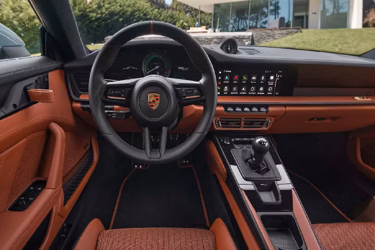 Nội thất của 911 S/T hướng đến chủ đề di sản và sự nhẹ nhàng tương tự màu ngoại thất. Khung ghế được làm bằng carbon, để giữ cho mọi thứ mang tính lịch sử, phần tựa lưng và đêm ghế được hoàn thiện bằng vải và có sọc ghim kiểu cũ.