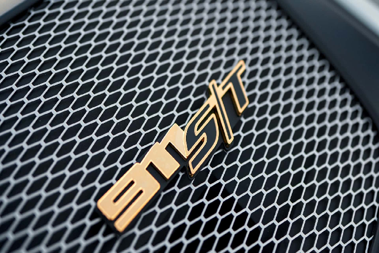 Giống như phiên bản tiền nhiệm, 911 S/T mới sẽ mang huy hiệu nguyên bản của Porsche cùng màu sơn lịch sử đặc biệt. “Heritage Design Package” (tạm dịch "gói thiết kế mang tính di sản" sẽ mang đến màu sơn ngoại thất xanh Shore Blue Metallic và bộ mâm màu trắng gốm - Ceramica. Tại của xe sẽ có sẵn hình tròn, chủ nhân có thể đặt bất kỳ con số nào từ 0 đến 99.