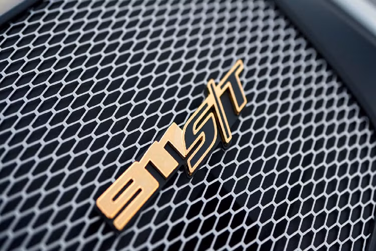 Giống như phiên bản tiền nhiệm, 911 S/T mới sẽ mang huy hiệu nguyên bản của Porsche cùng màu sơn lịch sử đặc biệt. “Heritage Design Package” (tạm dịch "gói thiết kế mang tính di sản" sẽ mang đến màu sơn ngoại thất xanh Shore Blue Metallic và bộ mâm màu trắng gốm - Ceramica. Tại của xe sẽ có sẵn hình tròn, chủ nhân có thể đặt bất kỳ con số nào từ 0 đến 99.