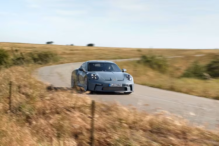 Hệ thống đánh lái phía sau cũng được lược bỏ, giúp trọng lượng 911 S/T nặng 1,386 kg (3.056 lb), nhẹ hơn 32 kg (70 lb) so với 911 GT3 Touring. Những khoản tiết kiệm trọng lượng kể trên giú 911 S/T tăng tốc từ 0-100 km/h trong 3,5 giây và tốc độ tối đa 299 km/h (186 mp/h).