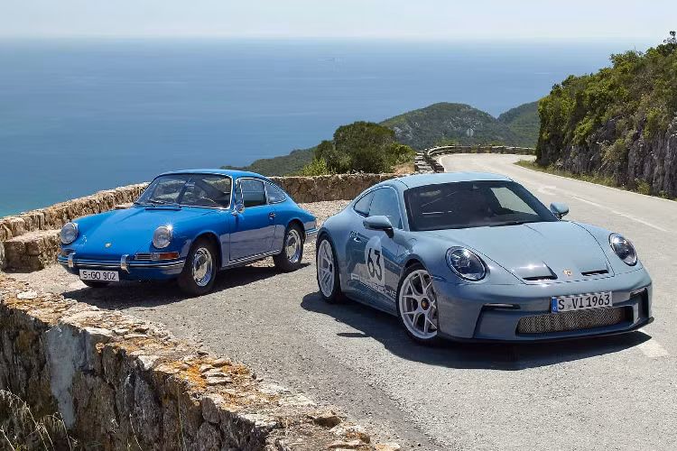 Ngoài ra Porsche 911 S/T 2024 mới còn có một loạt các bộ phận trọng lượng nhẹ được thiết kế đặc biệt để biến mẫu xe này thành chiếc Porsche 911 thế hệ 992 nhẹ nhất được bán. 911 S/T sẽ đánh dấu lần đầu tiên Porsche trang bị hộp số sàn cho động cơ của 911 GT3 RS (trước đó chỉ trang bị hộp số PDK 7 cấp).