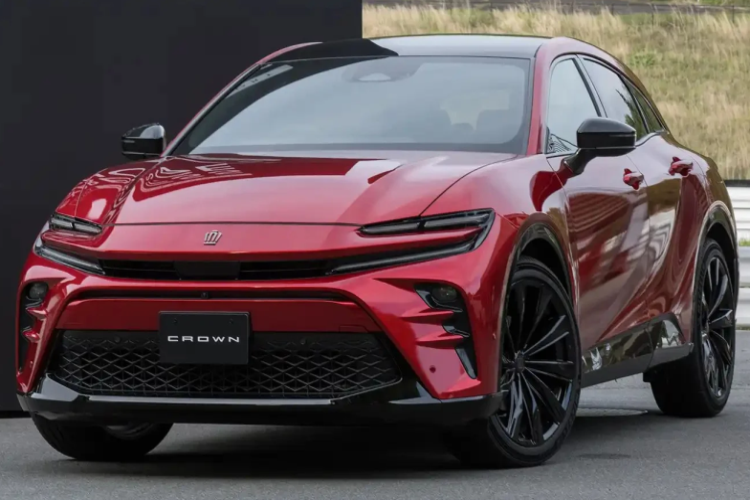 Thân sau của chiếc xe hơi phình ra ôm lấy bánh sau, làm nổi bật bộ mâm hợp kim 21 inch. Đuôi xe cũng không kém phần nổi bật với đèn hậu led, kính sau nhỏ với đuôi gió bên trên và đường gân với khe gió ngay bánh sau làm liên tưởng ngay đến mẫu Aston Martin BDX.