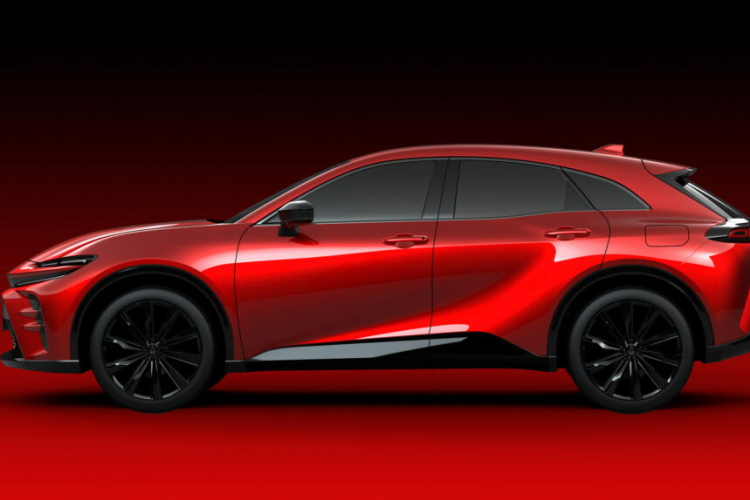 Crown Sport có chiều dài 4.720 mm, rộng 1.880 mm và cao 1.565 mm. Có nghĩa mẫu xe này ngắn hơn 260mm so với Crown Crossover, trong khi lại rộng hơn 40 mm và cao hơn 25 mm. Cùng với đó là hệ thống treo được thiết kế đặc biệt để cung cấp lực tiếp đất và giảm chấn, giúp người điều khiển có cảm giác lái tốt hơn.