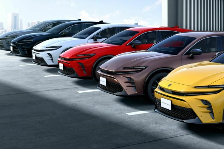 Toyota Crown Sport sẽ có hai tùy chọn hệ truyền động. Đầu tiên là loại hybrid tự sạc, sử dụng Hệ thống hybrid song song E-Four 2,5 lít từ Crown Crossover, cho tổng công suất 231 mã lực và được truyền tới cả bốn bánh thông qua hệ thống 4WD điện. Về phiên bản plug-in hybrid, Toyota chưa tiết lộ thông tin chi tiết cụ thể nhưng cho biết nó sẽ có phạm vi hoạt động lớn hơn nhờ pin lithium-ion mới.