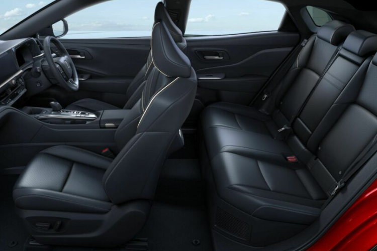 Crown Sport còn có trần điều chỉnh âm thanh đầu tiên của Toyota, giúp người ngồi trong xe có thể trò chuyện thoải mái hơn.