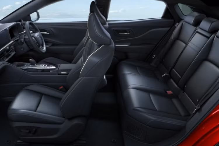 Crown Sport còn có trần điều chỉnh âm thanh đầu tiên của Toyota, giúp người ngồi trong xe có thể trò chuyện thoải mái hơn.