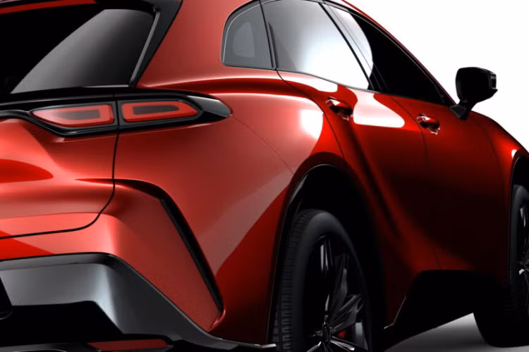 Toyota Crown sẽ được sản xuất tại Nhà máy Tsutsumi ở Nhật Bản, với mục tiêu chế tạo 700 chiếc mỗi tháng. Hiện tại sẽ chỉ có phiên bản Hybrid Sport Z được sản xuất, xe có giá 5.900.000 Yên (khoảng 963 triệu đồng).