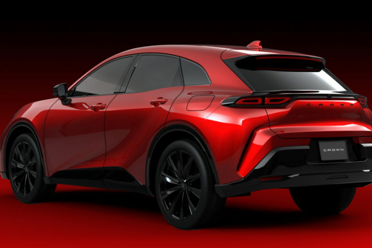 Khách hàng tại Nhật Bản đã có thể đặt mua Toyota Crown Sport ngay từ hôm nay và dự kiến đợt giao hàng đầu tiên sẽ bắt đầu từ tháng 11. Với thiết kế và trang bị trên Toyota Crown Sport rõ ràng đang nhắm đến đối tượng là người dùng trẻ, yêu thích sự thể thao và thoải mái.