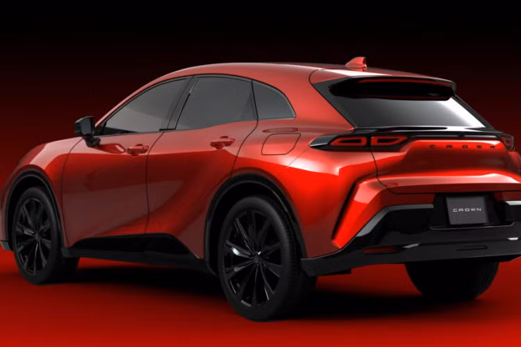 Khách hàng tại Nhật Bản đã có thể đặt mua Toyota Crown Sport ngay từ hôm nay và dự kiến đợt giao hàng đầu tiên sẽ bắt đầu từ tháng 11. Với thiết kế và trang bị trên Toyota Crown Sport rõ ràng đang nhắm đến đối tượng là người dùng trẻ, yêu thích sự thể thao và thoải mái.