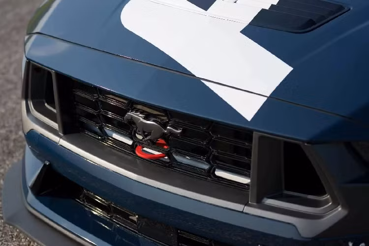 Bản chất Dark Horse đã là "con thú hoang", nên việc nâng cấp hiệu suất không nhiều như bạn tưởng tượng. Hộp số sàn 6 cấp quen thuộc sẽ kết hợp động cơ Coyote V8 dung tích 5.0 l.. Ngoài ra, còn nâng cấp hệ thống làm mát dầu và làm mát hộp số, hệ thống treo dành cho đường đua Multimatic DSSV, thanh ổn định thân xe có thể điều chỉnh và góc camber trục trước.