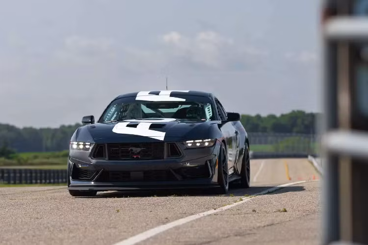 Điểm mấu chốt của ngựa hoang Ford Mustang Dark Horse R là ống xả Borla Racing và bộ mâm kích thước 19 inch kết hợp bộ lốp Michelin Racing phát triển đặc biệt, cùng cùm phanh Brembo. Mẫu xe này đi kèm móc kéo sơn màu đỏ.