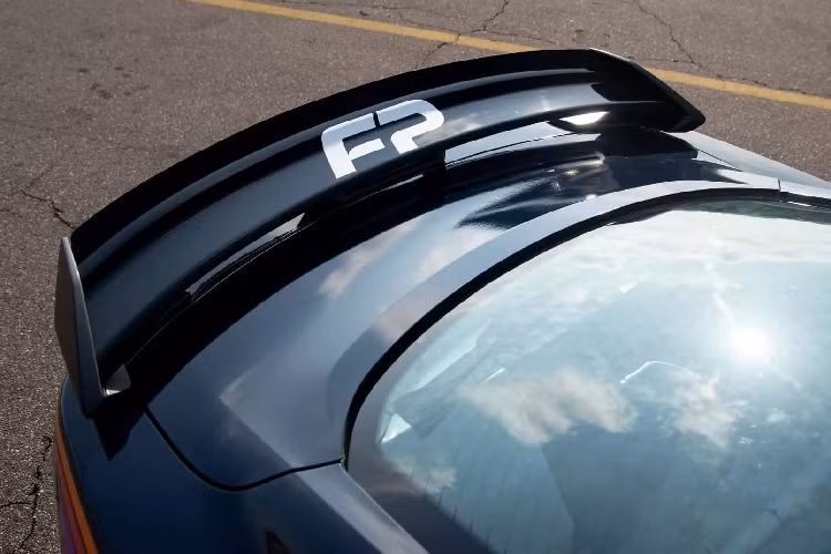 Dark Horse R hoàn toàn mới có mức giá khởi điểm 145.000 USD khá là phải chăng khi so sánh với Mustang Challenge mới. Những chủ nhân sở hữu Ford Mustang Dark Horse R bản giới hạn sẽ có cơ hội tham gia giải đua mới do Ford Performance tổ chức mang tên "Mustang Challenge".