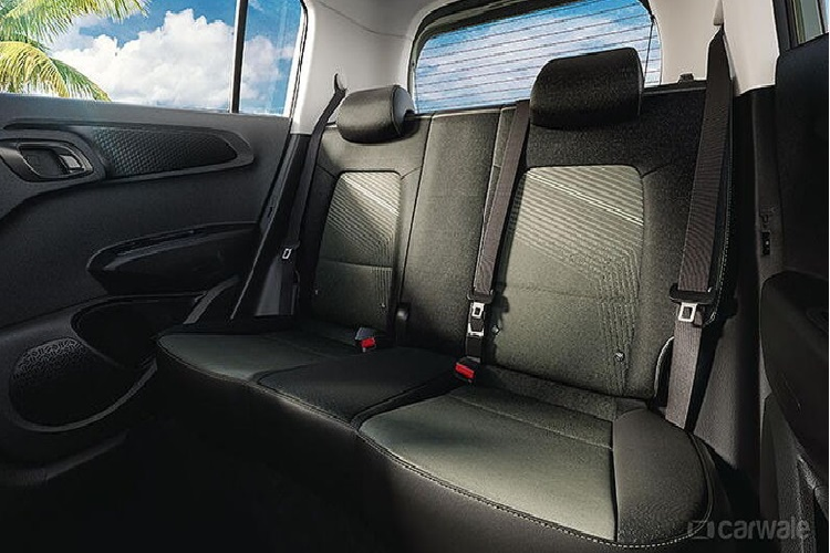 Tại Ấn Độ, mẫu xe SUV Hyundai Exter 2024 sẽ được cung cấp hai tùy chọn động cơ. Thứ nhất là động cơ xăng 4 xi-lanh, hút khí tự nhiên, dung tích 1.2L mượn từ Grand i10, cho công suất tối đa 83 mã lực và mô-men xoắn cực đại 114 Nm. Khối động cơ này đi kèm với hộp số sàn 5 cấp hoặc hộp số sàn tự động AMT.